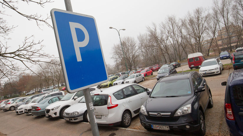 Lacné parkovanie Schwechat – parkovisko so značkou P a zaparkovanými autami